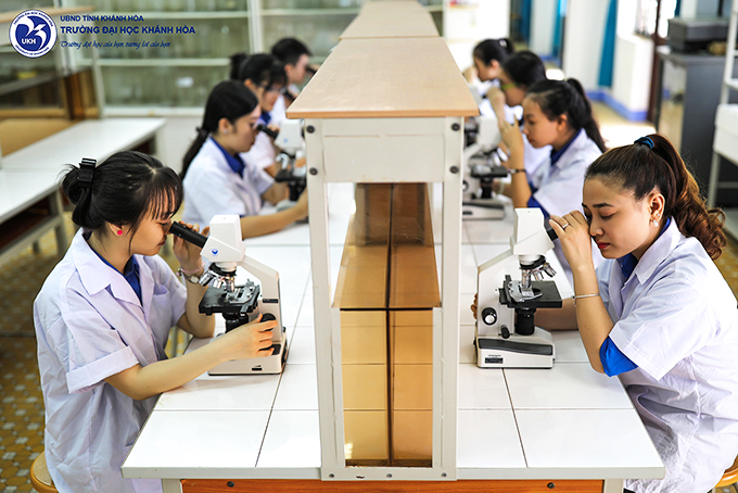 Sinh viên Khoa Khoa học tự nhiên và công nghệ Trường Đại học Khánh Hòa nghiên cứu.